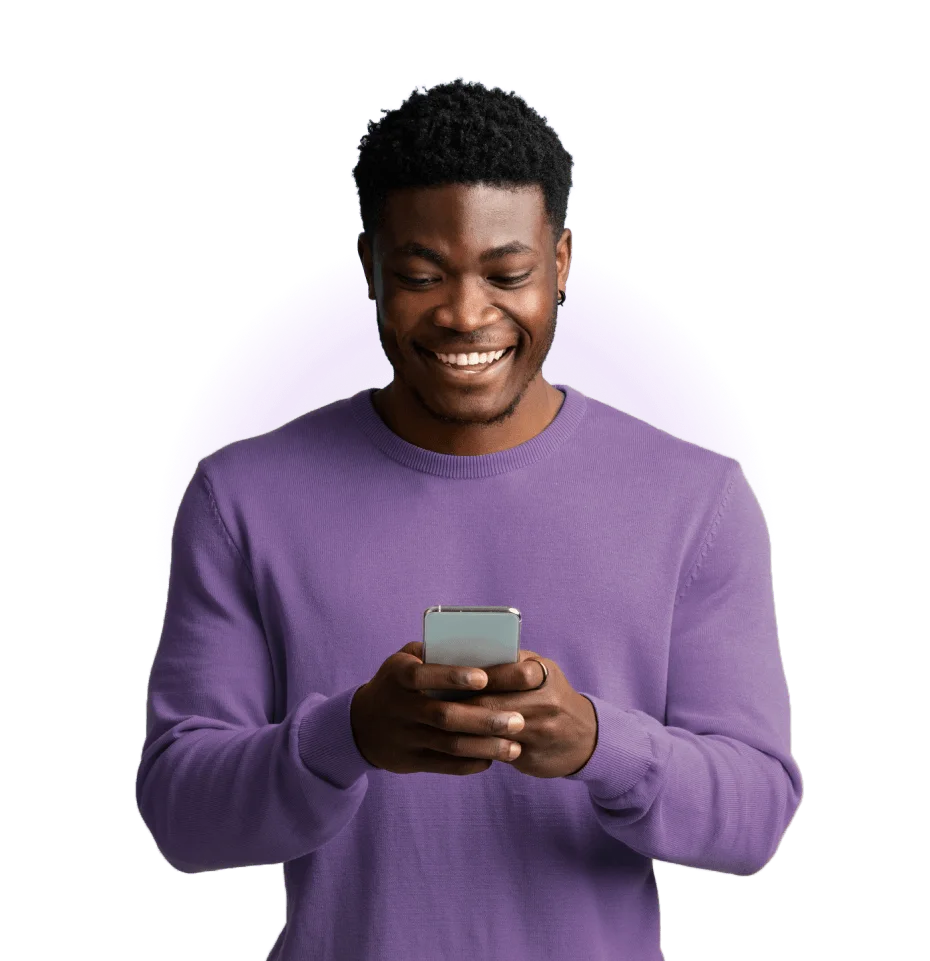 Un homme tenant son téléphone intelligent des Services mobiles de TELUS, nouvellement mis en service.