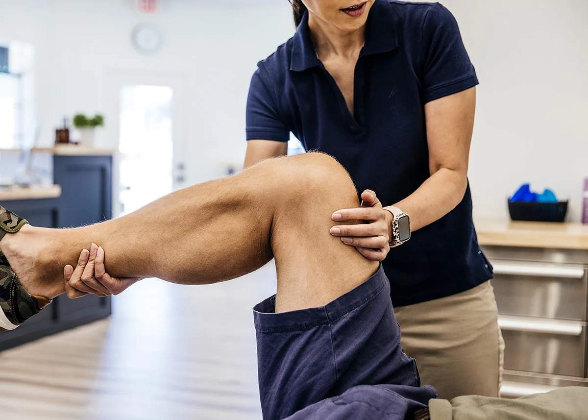 Un physiothérapeute travaillant sur un genou