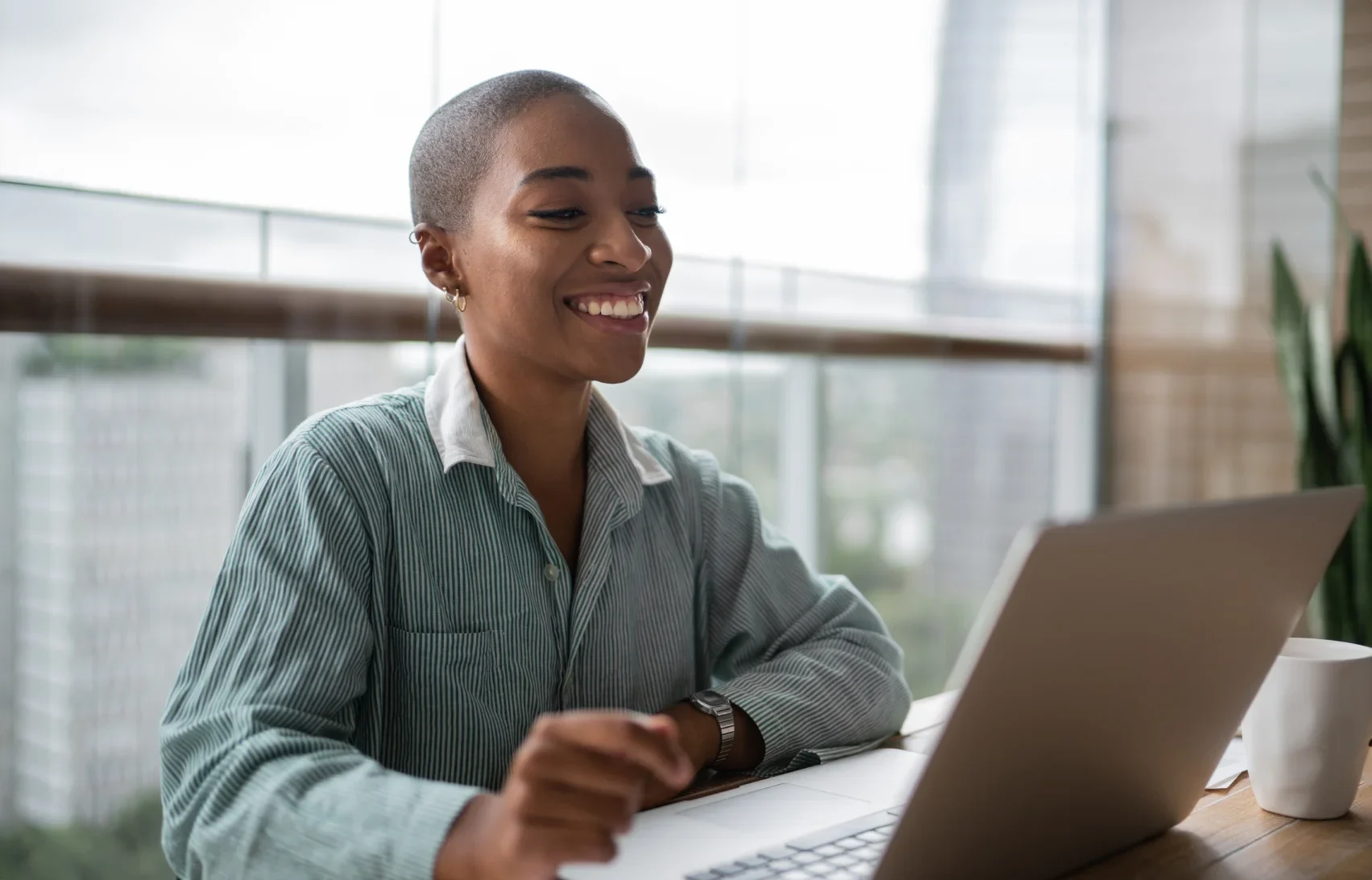 A TELUS customer enjoys reliable, glitch free video conferencing on her laptop thanks to PureFibre Internet.