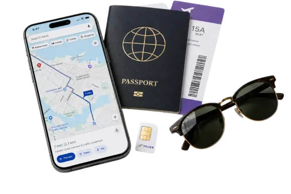 Un téléphone intelligent affichant un itinéraire de navigation sur une carte, placé à côté d’un passeport, d’une carte d’embarquement, d’une carte SIM TELUS et de lunettes de soleil.