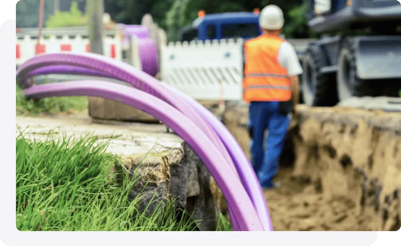 Un technicien de TELUS posant une installation de service filaire souterrain.