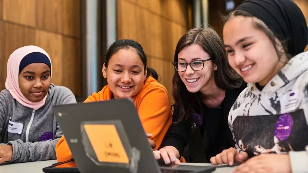 Female youth in front of a laptop