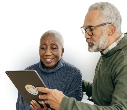 Couple de personnes âgées regardant un cours Techno 101 sur leur tablette