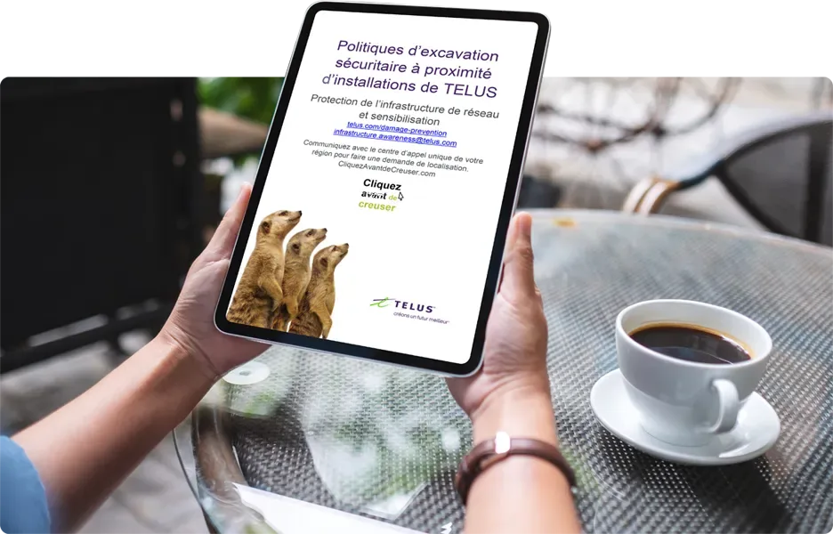 Quelqu’un assis à une table tient une tablette dont l’écran affiche les «Politiques d’excavation sécuritaire». 