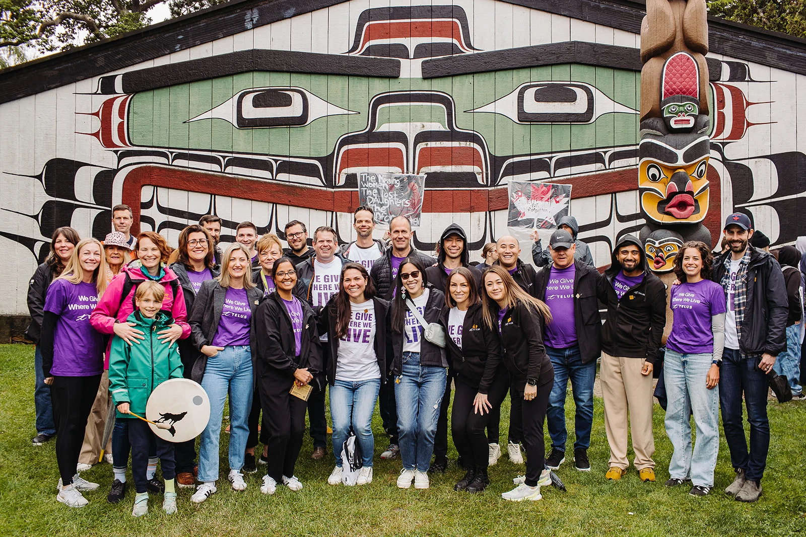 Une image mettant en vedette l'équipe de TELUS Moose Hide.