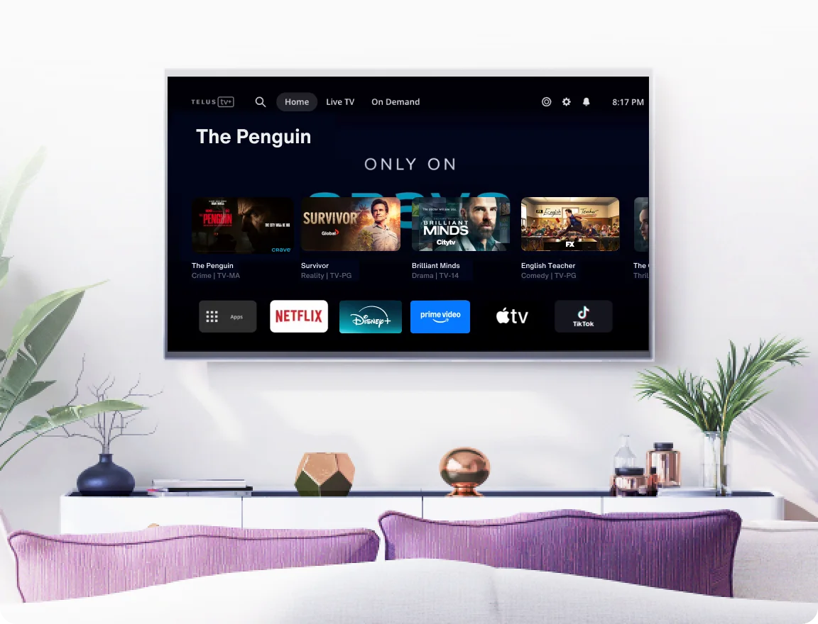 Un grand téléviseur accroché au mur affiche l’interface Télé OPTIK