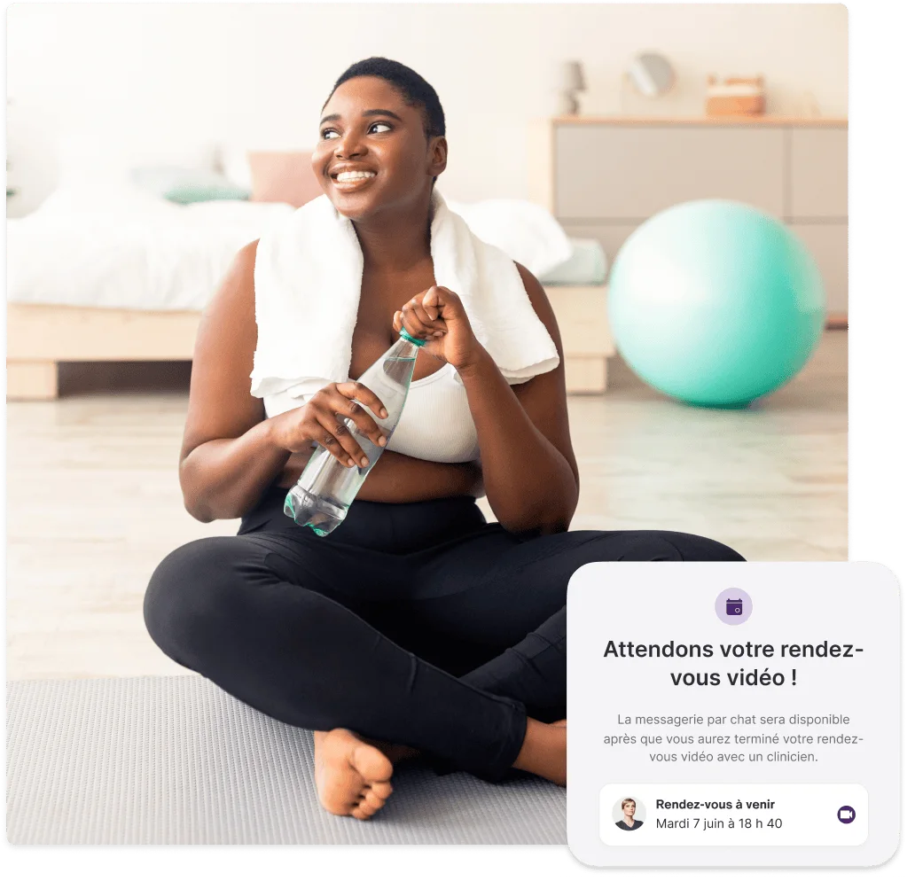 Femme assise avec une bouteille d'eau après avoir fait de l'exercice, avec un rendez-vous vidéo de suivi dans l'application Mes Soins TELUS Santé.