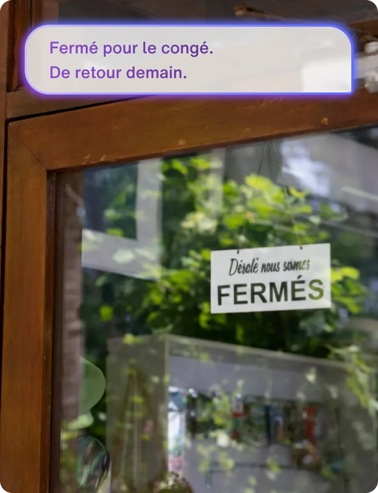 Vitrine de magasin affichant une pancarte fermé avec notification automatisée de fermeture pour congé.