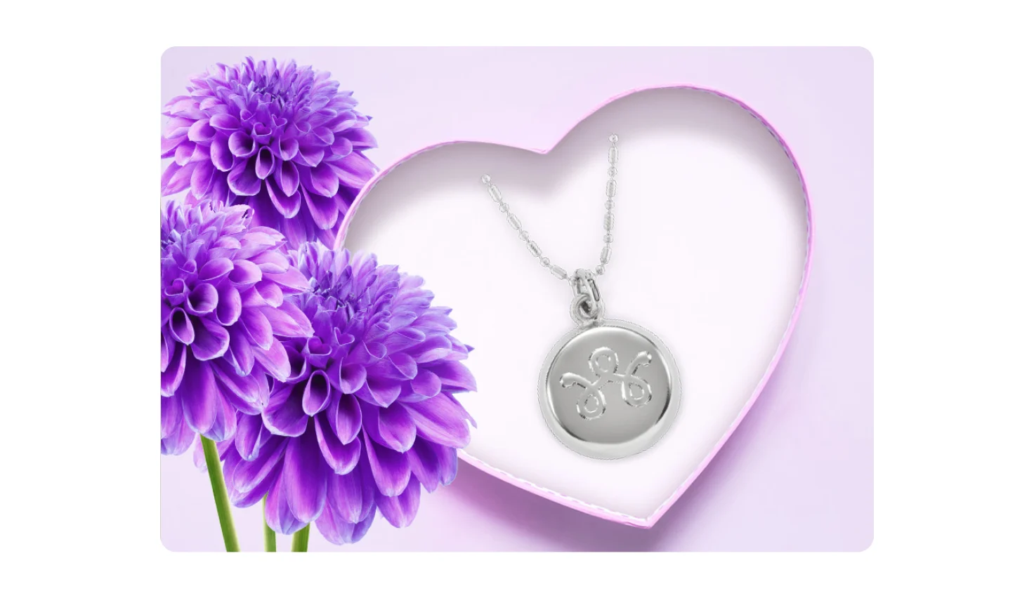 Un coffret en forme de cœur contenant un collier en argent avec un pendentif, à côté de dahlias violets, symbolise le précieux cadeau de la sécurité que les Accessoires de sécurité connectés offrent à vos proches.