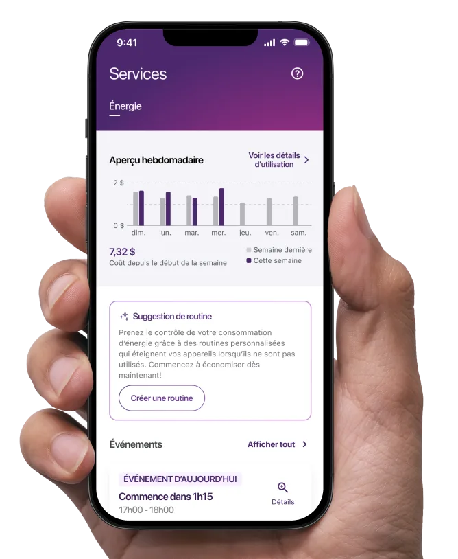 Une main tenant un téléphone intelligent avec l'application Maison connectée+ ouverte.