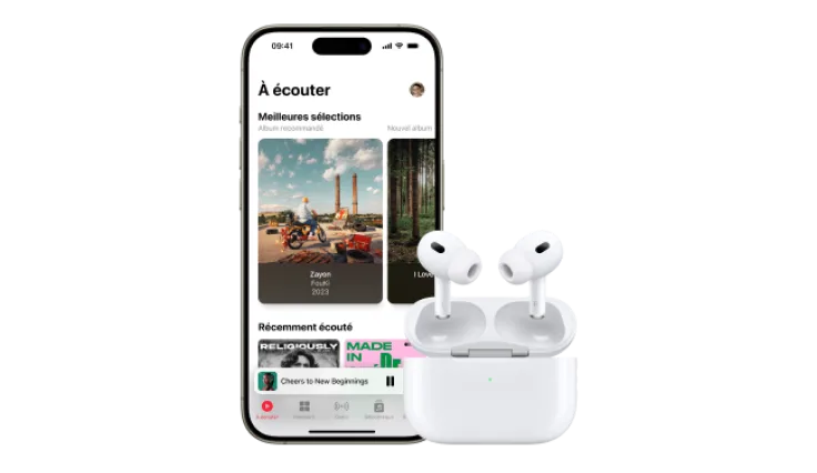 Avant du iPhone 15 Pro montrant l’appli Apple Music près d’une paire d’écouteurs AirPods Pro (2e génération).