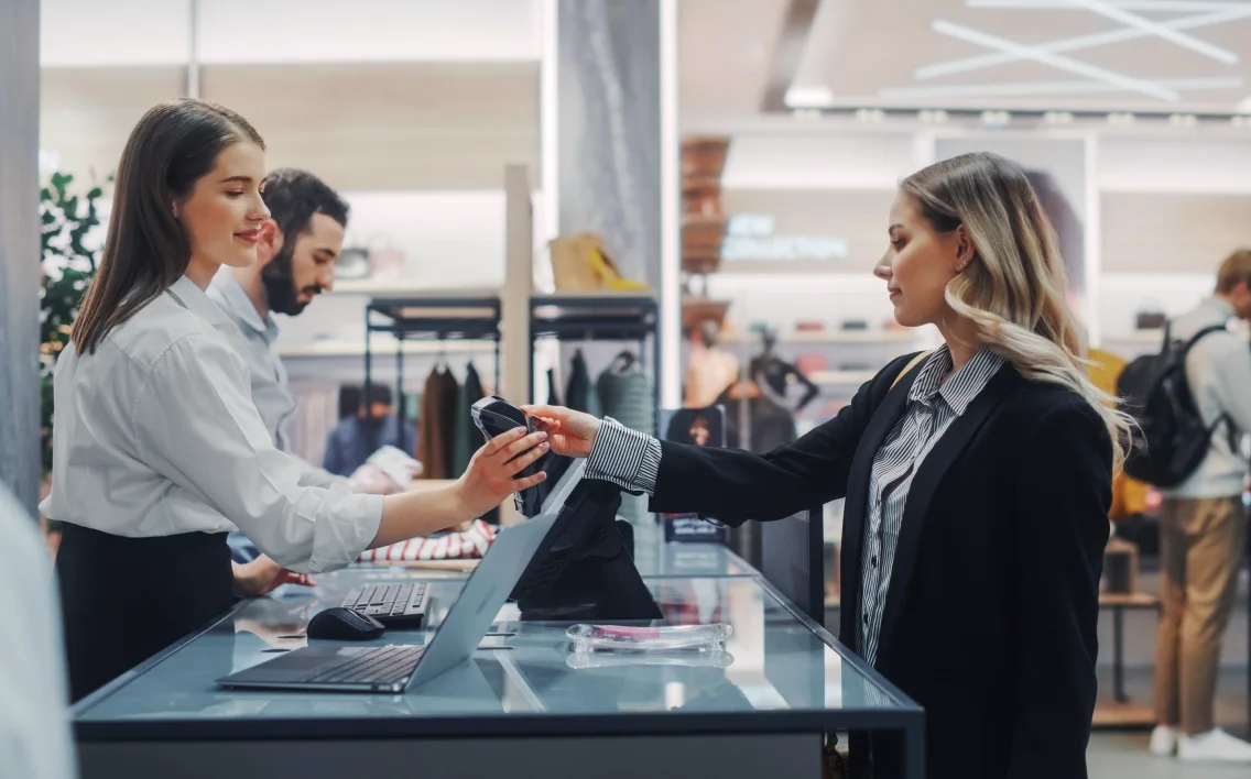 Une personne qui achète un produit dans un magasin à l'aide d'un système de point de vente.