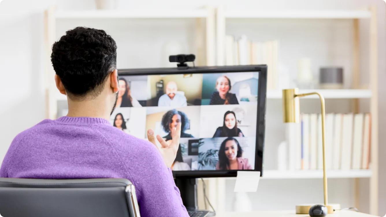 Une personne regarde un écran d'ordinateur et profite de la clarté de l'audio et de la vidéo de sa vidéoconférence alimentée par un réseau de 5 gigabits.