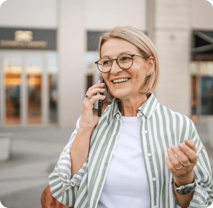 A TELUS customer enjoys our reliable network, as she connects with loved ones on the go.
