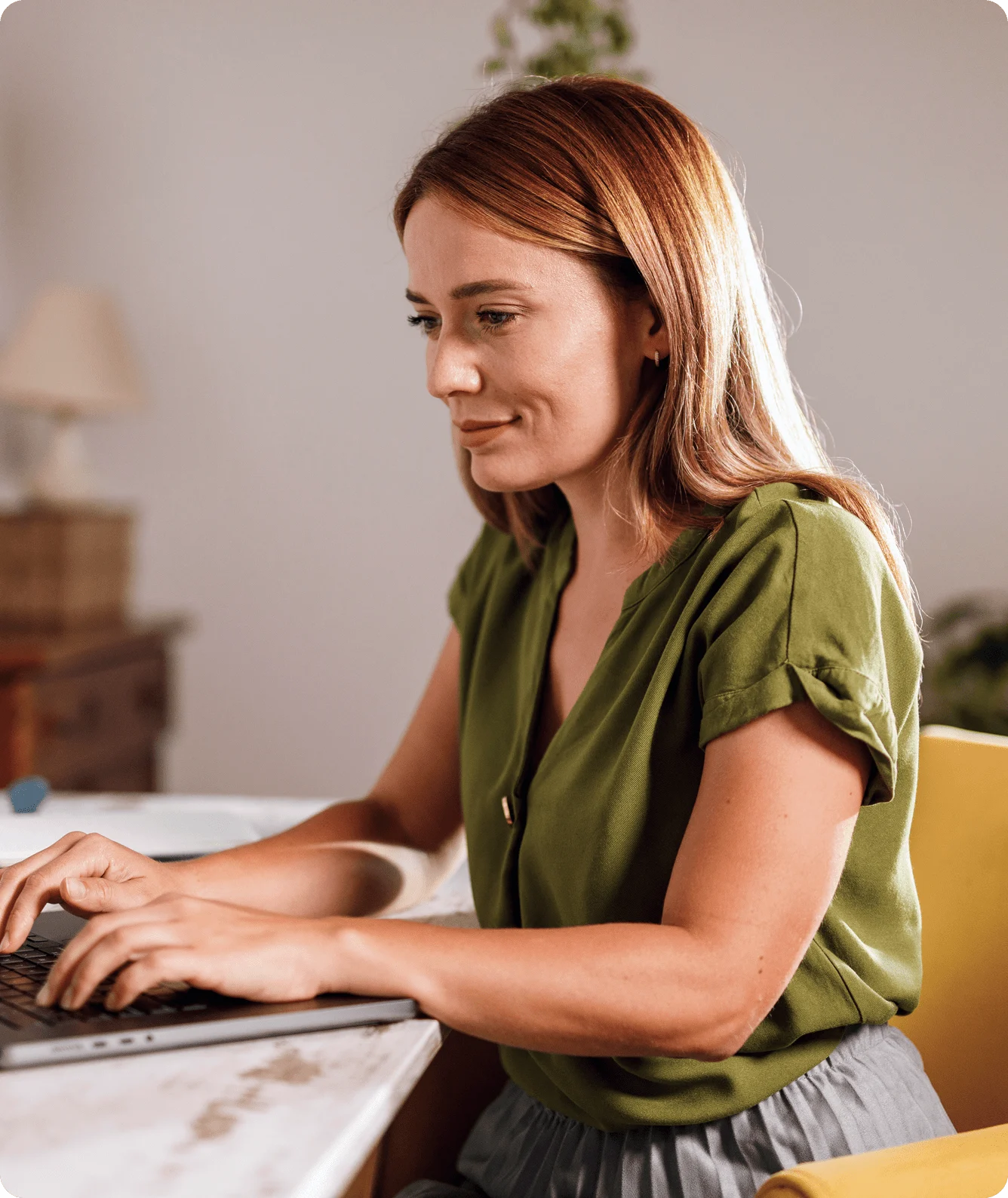 A woman using Norton Private Browser on her computer.