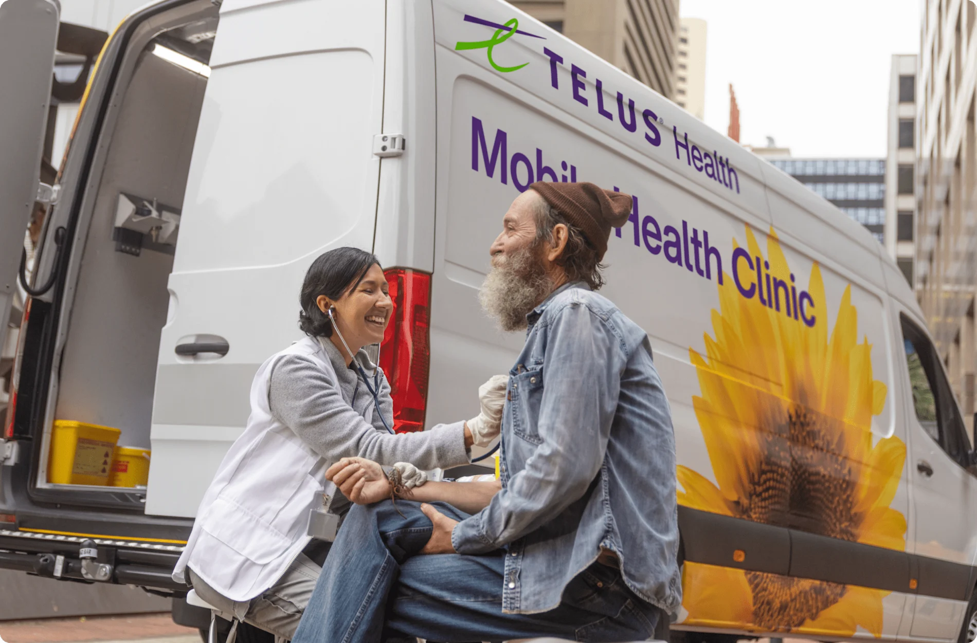 Une membre de l’équipe d’une clinique mobile de TELUS Santé s’occupe d’un patient.