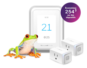 Une grenouille se tient à côté d’un thermostat intelligent et de deux prises de courant intelligentes qui portent l’inscription «  Économisez 254 $ sur des dispositifs »