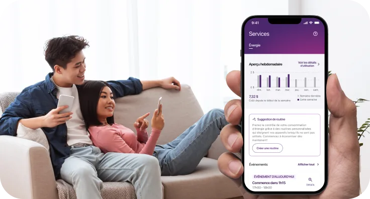 Un couple sur son téléphone intelligent se détend sur un canapé, tandis qu’une main tient un téléphone affichant le tableau de bord de l’application Énergie intelligente, montrant la consommation d’énergie et les économies.