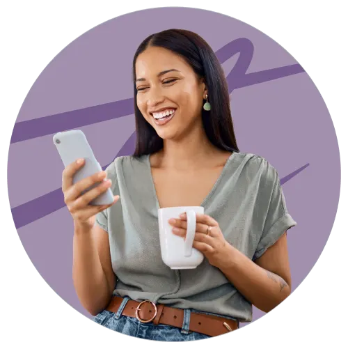 Une femme sourit en tenant son smartphone dans une main et une tasse à café dans l’autre. Le logo violet de TELUS est en arrière-plan.