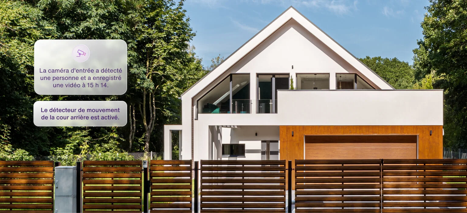 Vue externe d’une maison depuis l’autre côté depuis l'autre côté du portail