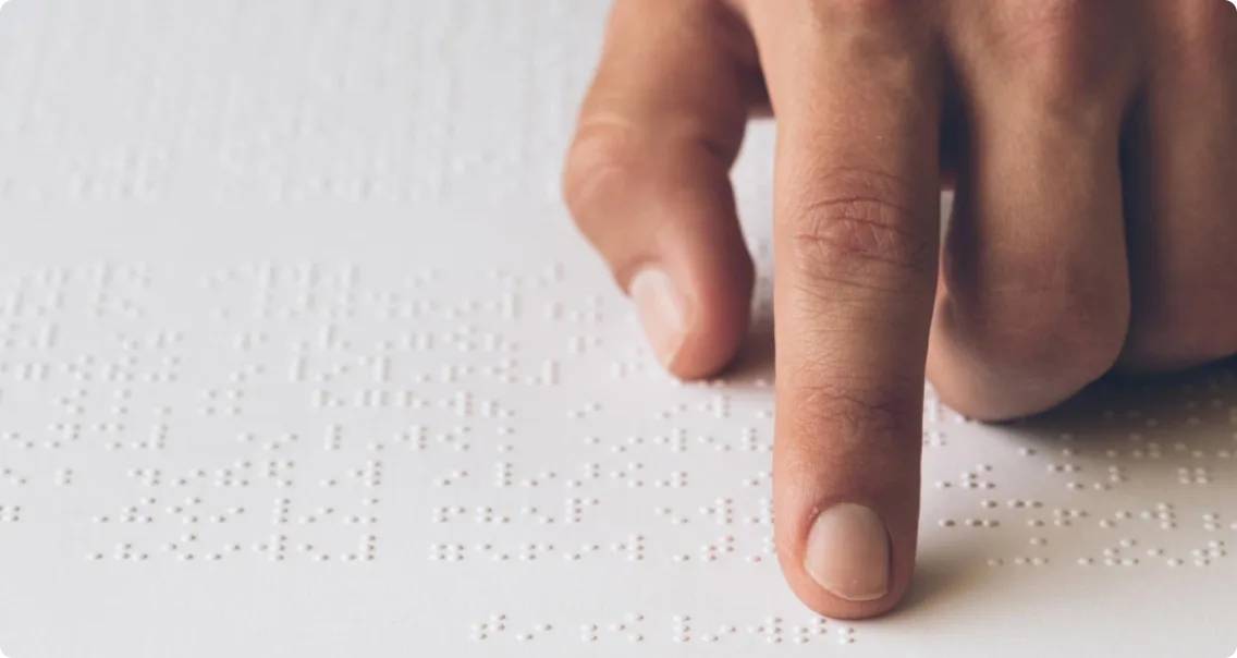 Doigt sur du texte en braille