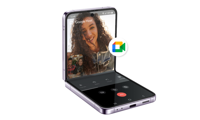 Vue en angle d’un Samsung Galaxy Z Flip4 montrant une vidéoconférence sur Google Meet à côté du logo de Google Meet.