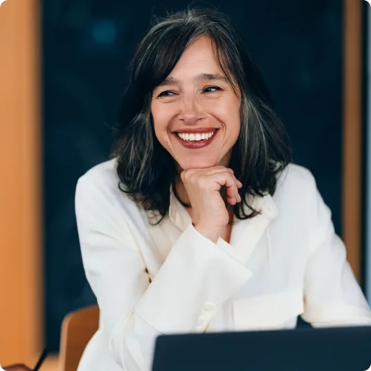 Un chauffeur devant des camions parle au téléphone.