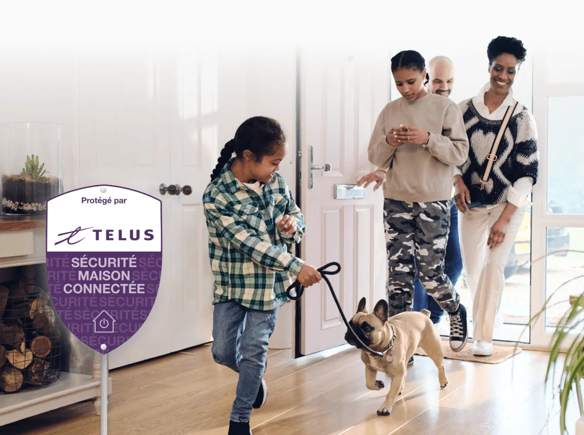 Enfant entrant dans une maison moderne suivi de son chien et sa famille, avec l’affiche TELUS Sécurité à l’avant-plan