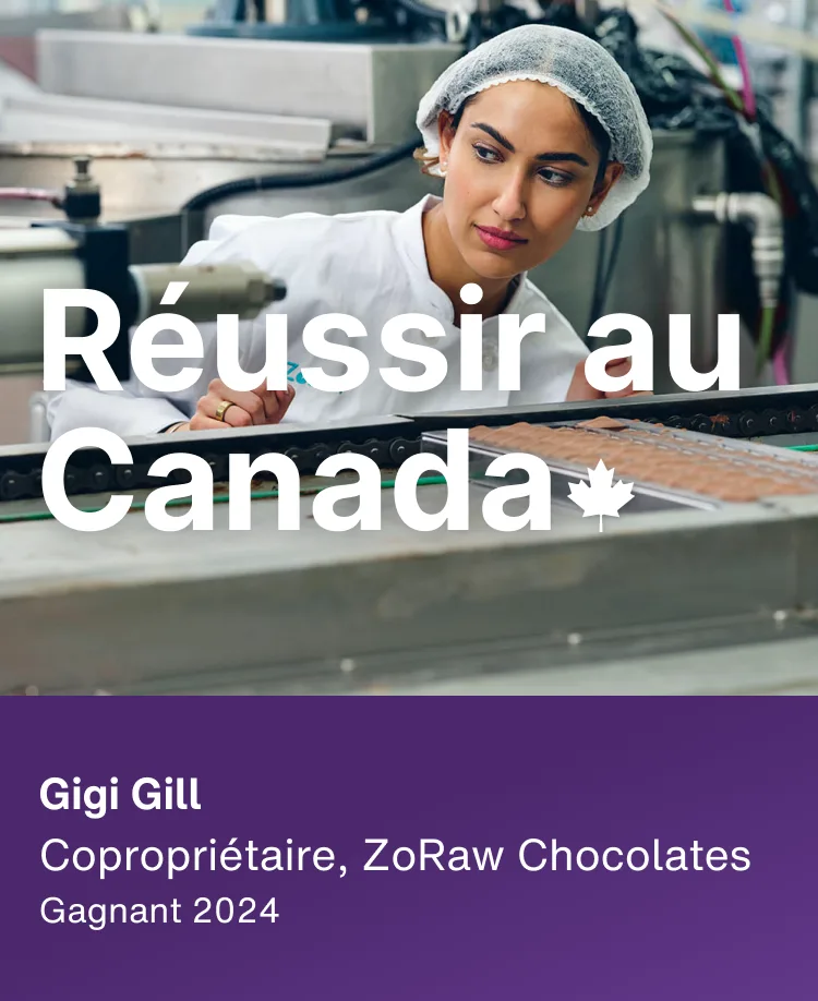 Gigi Gill, gagnante de 2024 et propriétaire de ZoRaw Chocolates, est montrée dans son usine de fabrication de chocolat en train d'inspecter la chaîne de production. Le texte en surimpression indique « Fabriqué au Canada », avec une feuille d'érable.