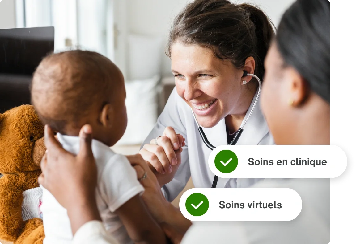 une mère qui soutient son bébé pendant qu'un médecin passe un examen médical de l'enfant dans une Clinique TELUS Santé