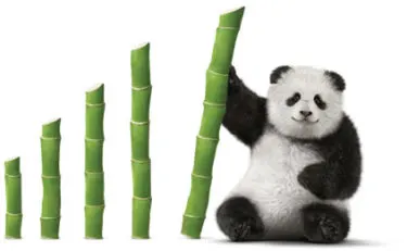 Une image montrant la créature Panda de TELUS à côté de colonnes de bambou.