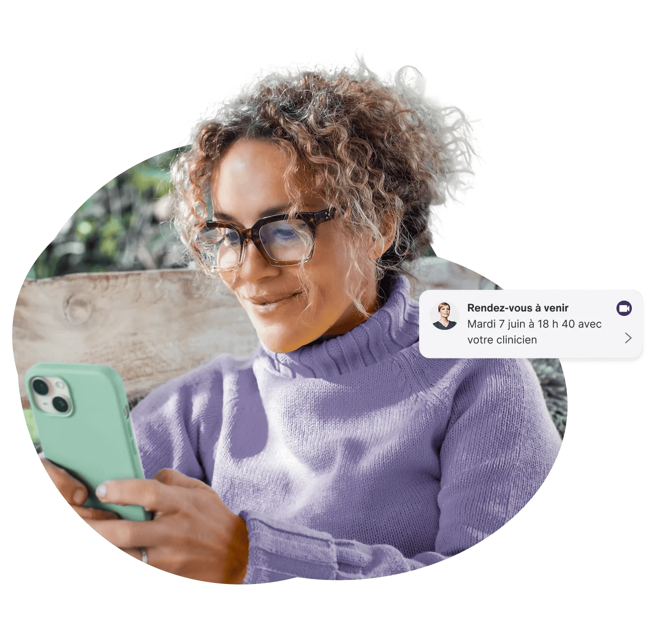 Une femme regarde un rappel de rendez-vous à venir sur l'application mobile Mes Soins TELUS Santé sur son téléphone intelligent.