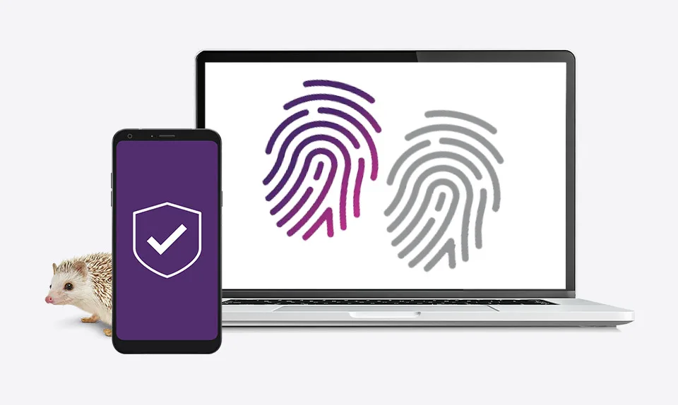 Un téléphone intelligent affiche le logo Norton tandis qu’un ordinateur portable montre une vérification de connexion par empreintes digitales. Un petit hérisson se tient derrière le téléphone.
