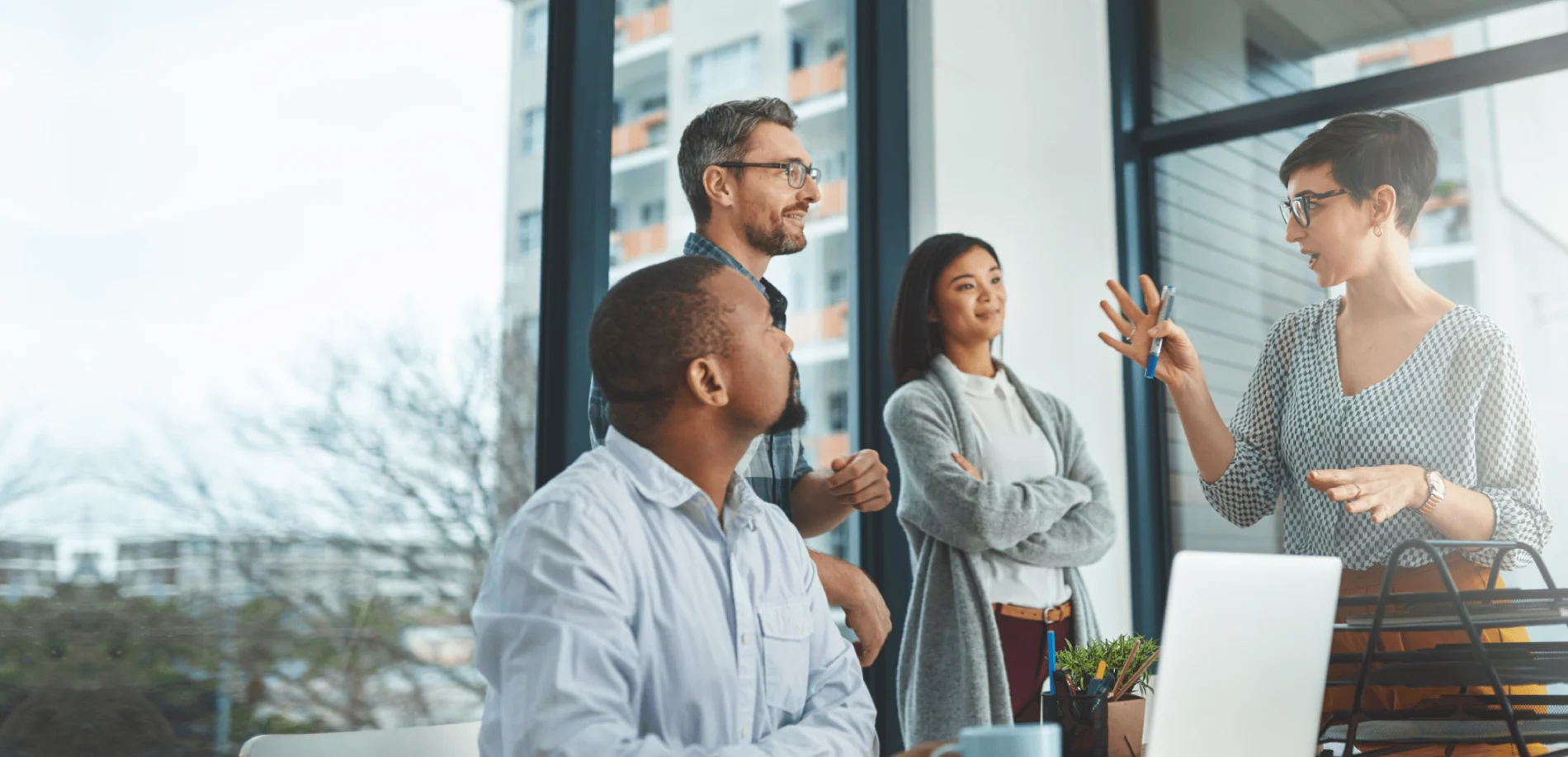 4 personnes autour d'un bureau qui discute