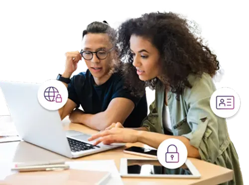 Deux étudiants travaillent à un bureau sur un ordinateur portable. Trois icônes représentant les fonctions de Protection numérique de TELUS les entourent.