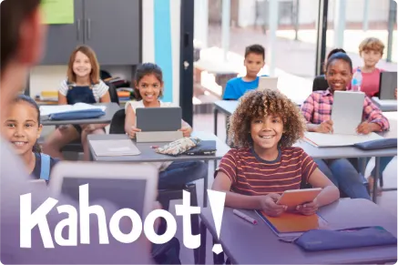 Logo Kahoot! superposé sur une classe remplie d’enfants souriants