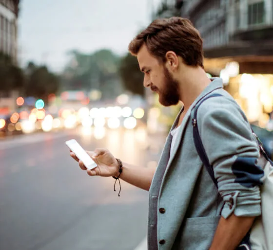 Une personne utilise TELUS MC+ et examine une séquence de sa caméra extérieure alors qu’elle revient du travail. 