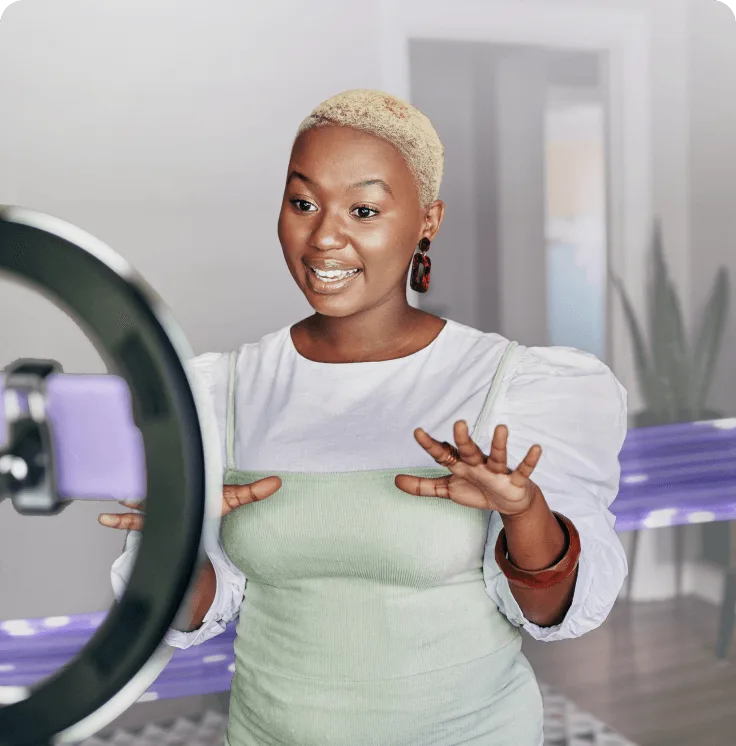 A woman making a video for social media using TELUS PureFibre Internet.