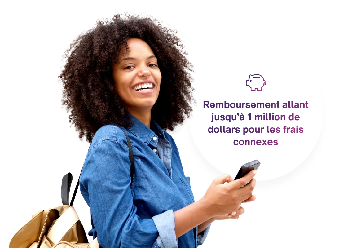 Une femme heureuse avec son téléphone intelligent affichant le titre « Remboursement allant jusqu’à 1 million de dollars pour les frais connexes ».