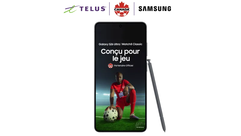 Un Samsung Galaxy S26 Ultra montre un joueur de soccer. Il y a les logos de TELUS, Soccer Canada et Samsung en haut.