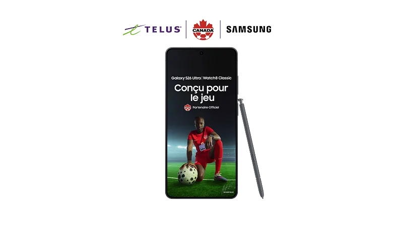 Un Samsung Galaxy S26 Ultra montre un joueur de soccer. Il y a les logos de TELUS, Soccer Canada et Samsung en haut.
