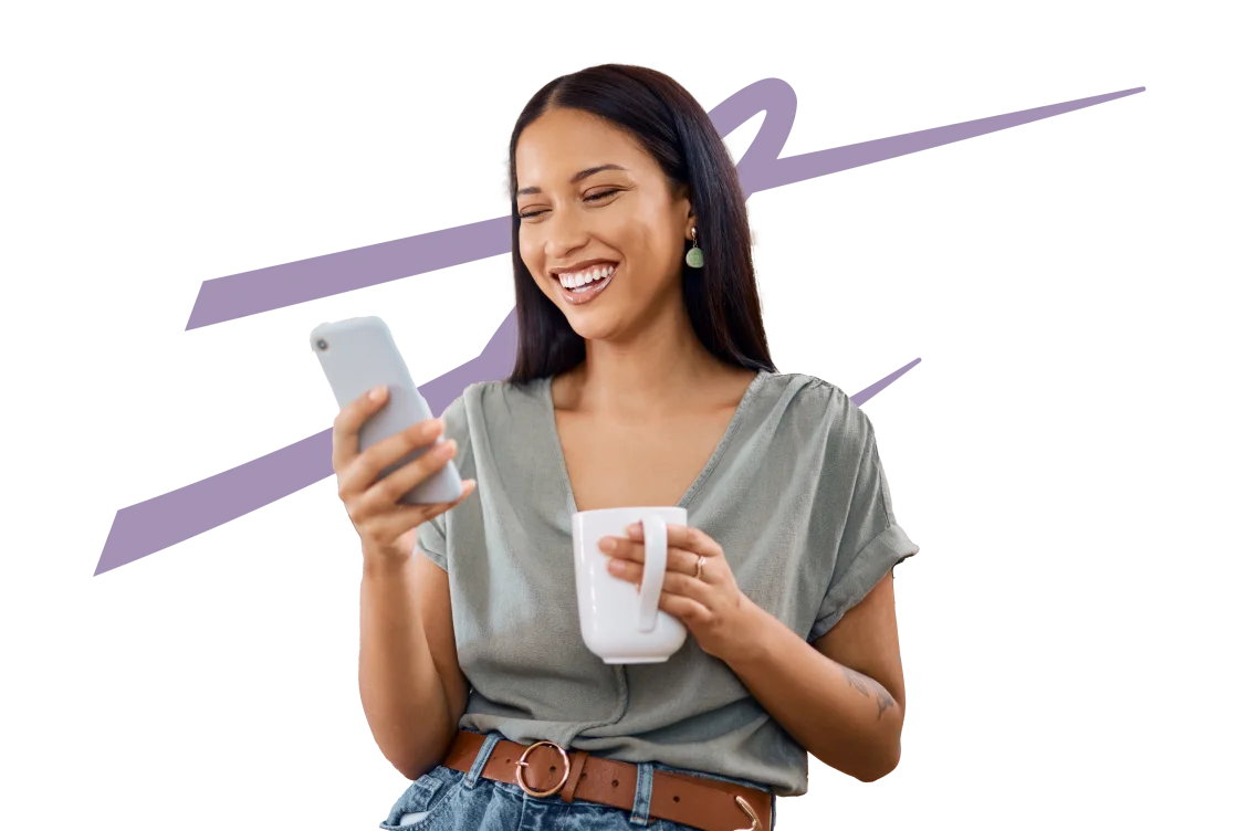 Une cliente de TELUS tient son téléphone dans sa main et profite des avantages exclusifs du programme TELUS Privilèges.