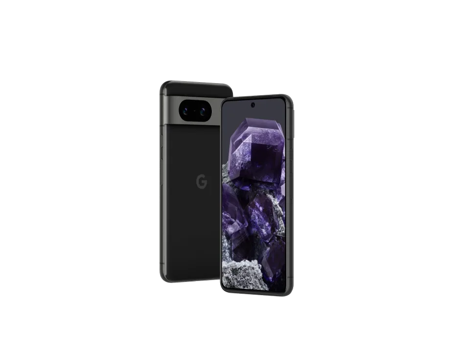 Deux téléphones Google Pixel 8 placés côte à côte. L’un montre son écran et l’autre montre son extérieur noir et ses objectifs de caméra.