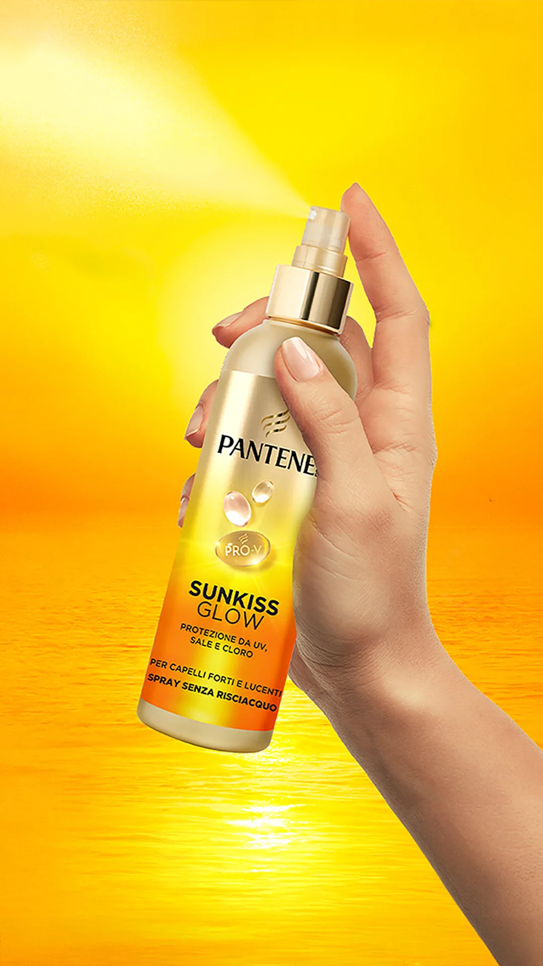Mano che tiene Pantene Spray Protezione Solare Sunkiss.