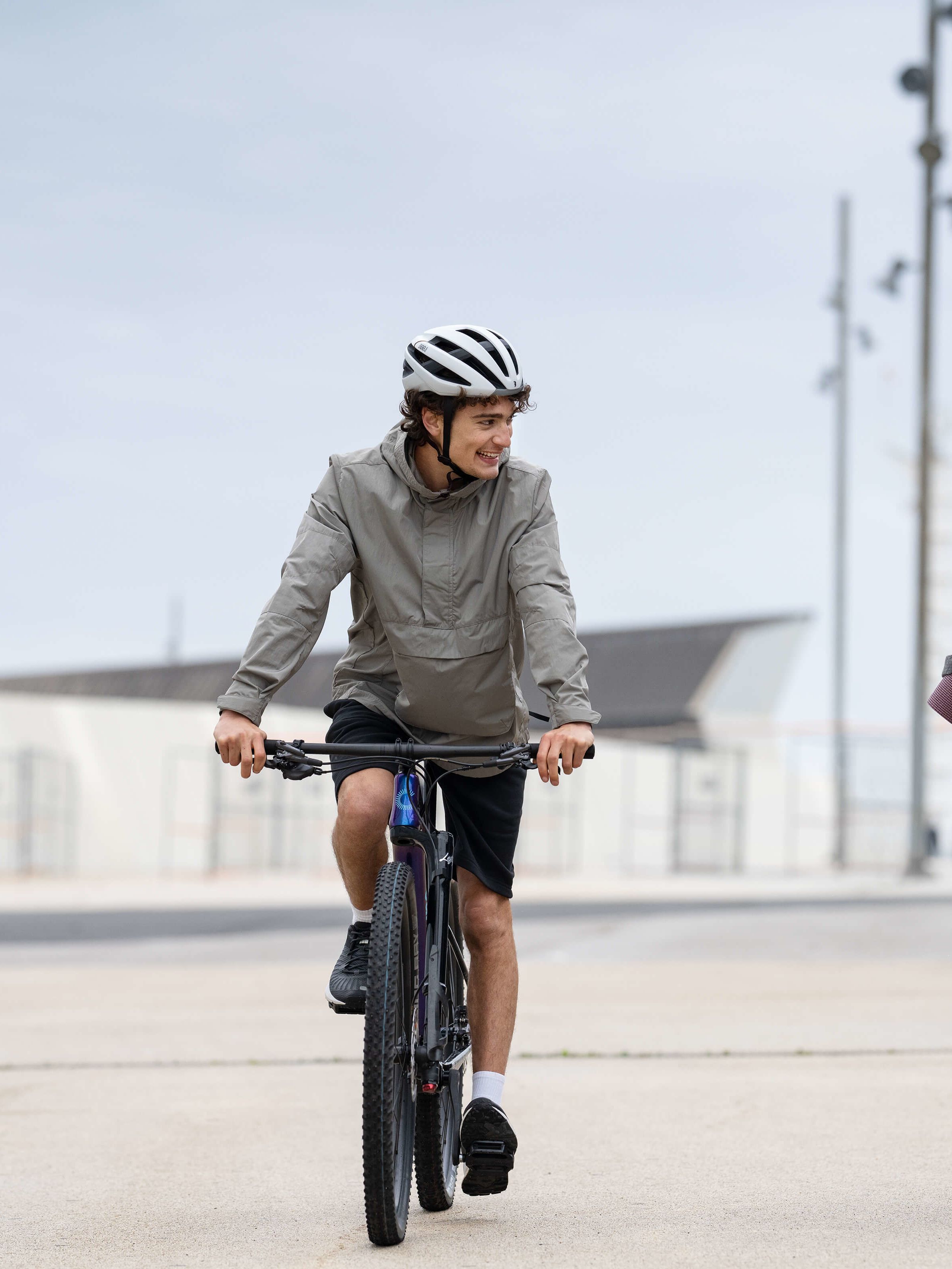 Ein lachendes Paar auf Fahrrädern an der Strandpromenade