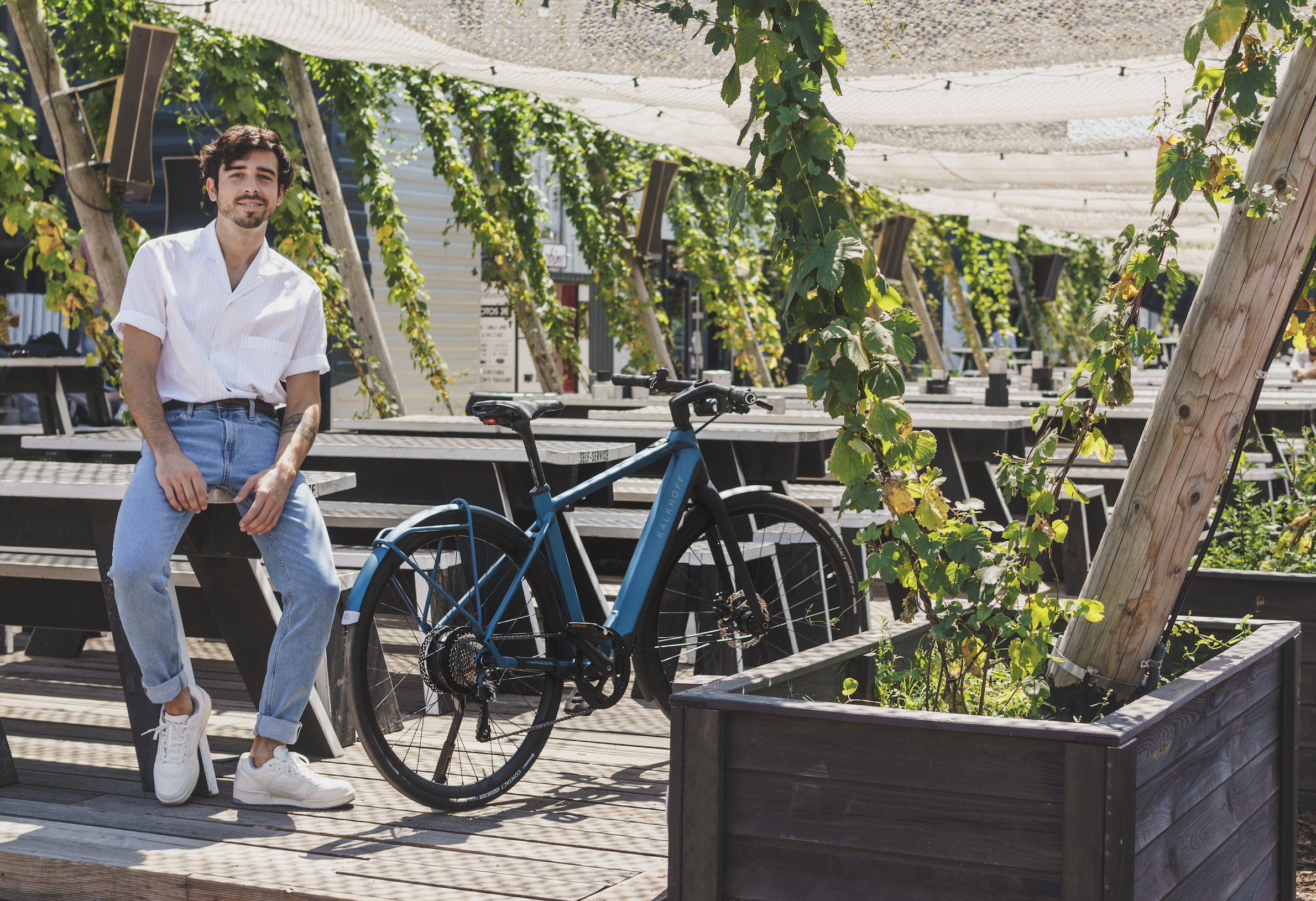 Junger Mann mit E-Bike im Außenbereich