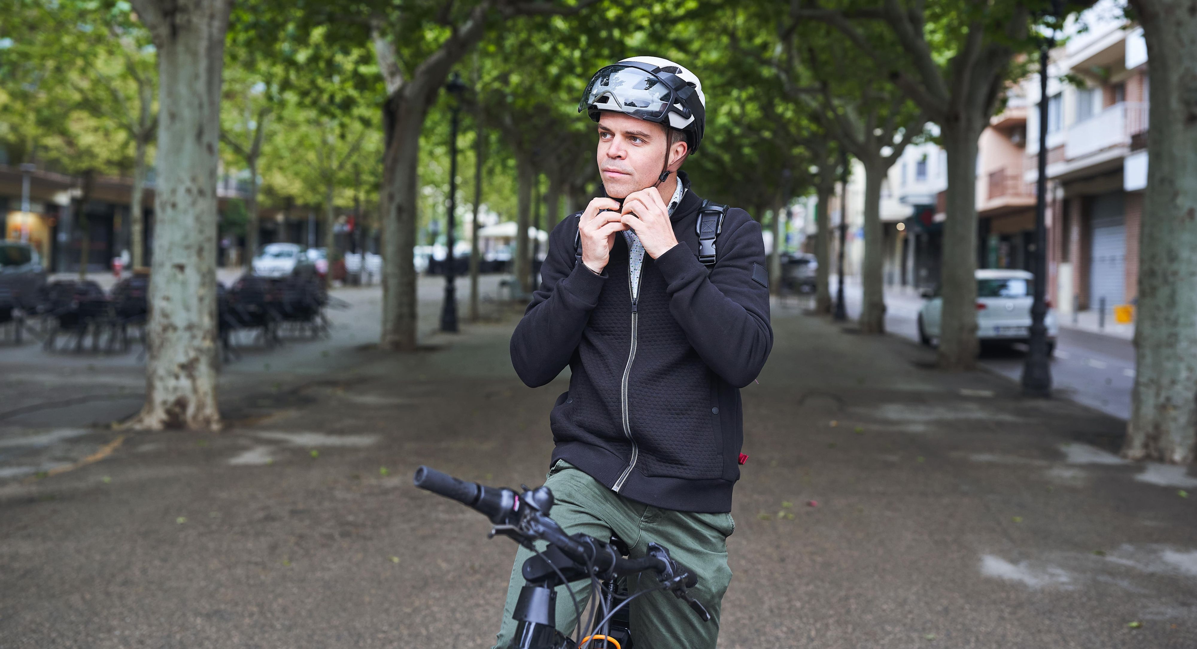 Mann mit Helm auf E-Bike