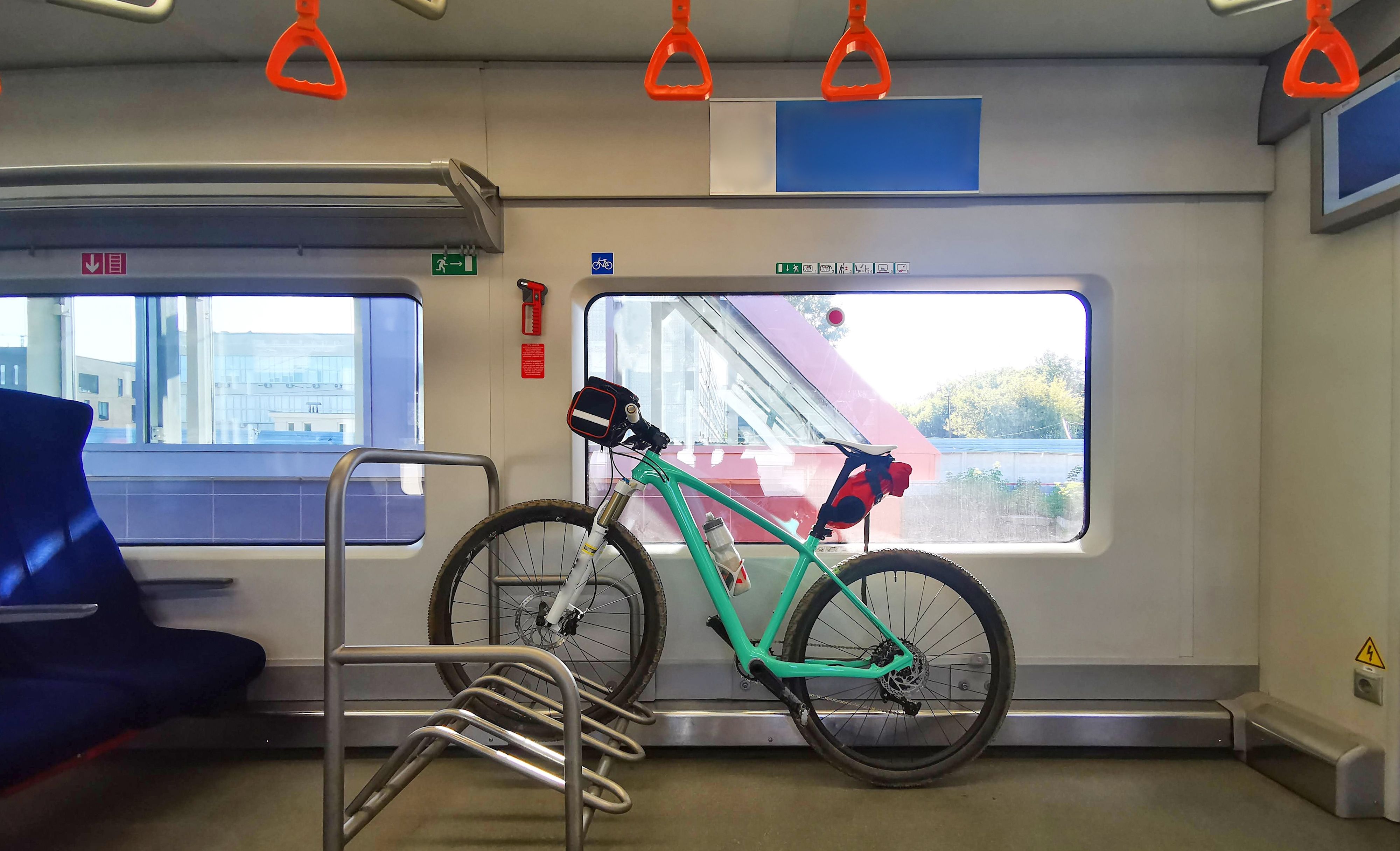 Fahrrad das in der Bahntransportiert wird
