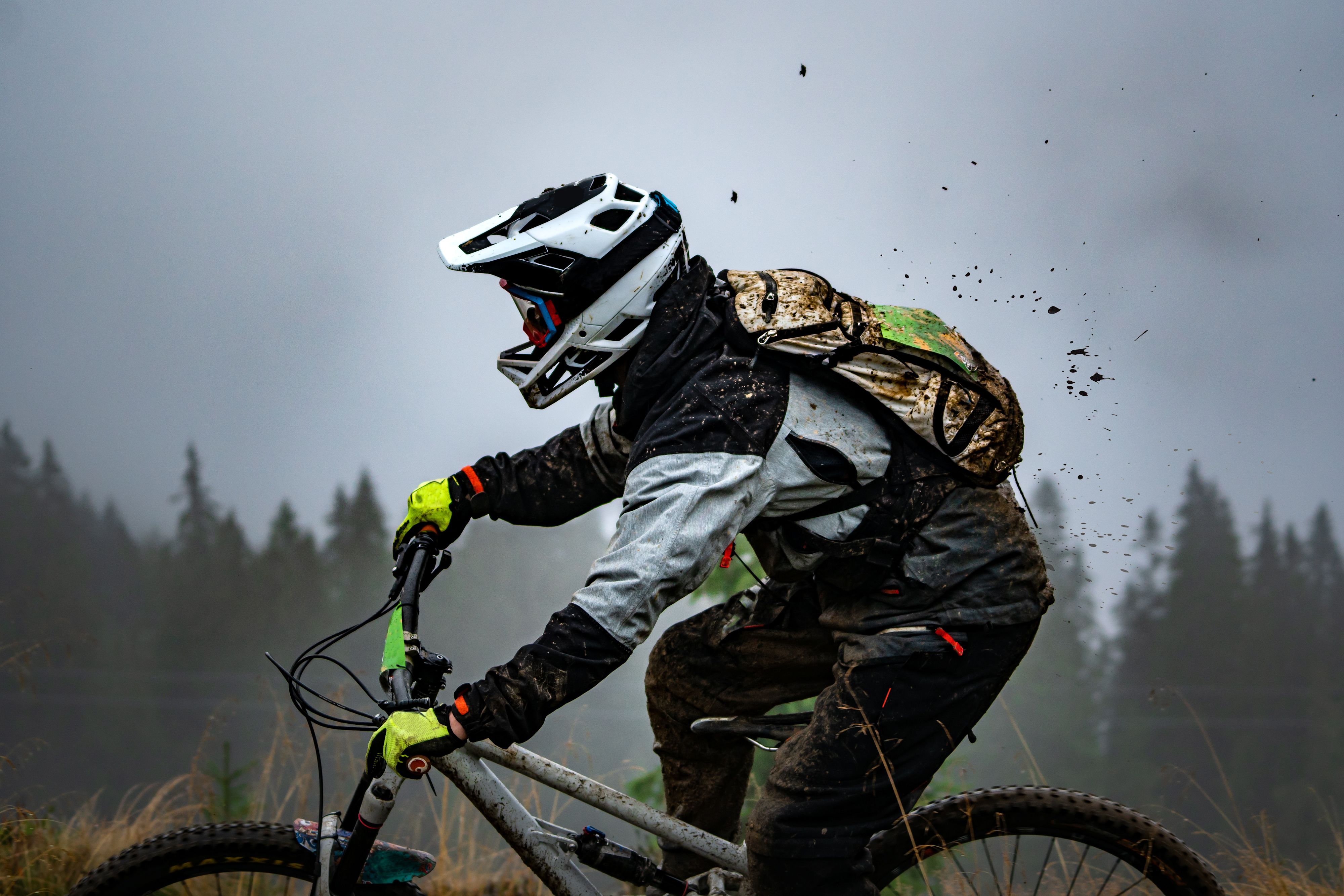 Fahrradfahrer mit Helm auf einer Trail-Strecke