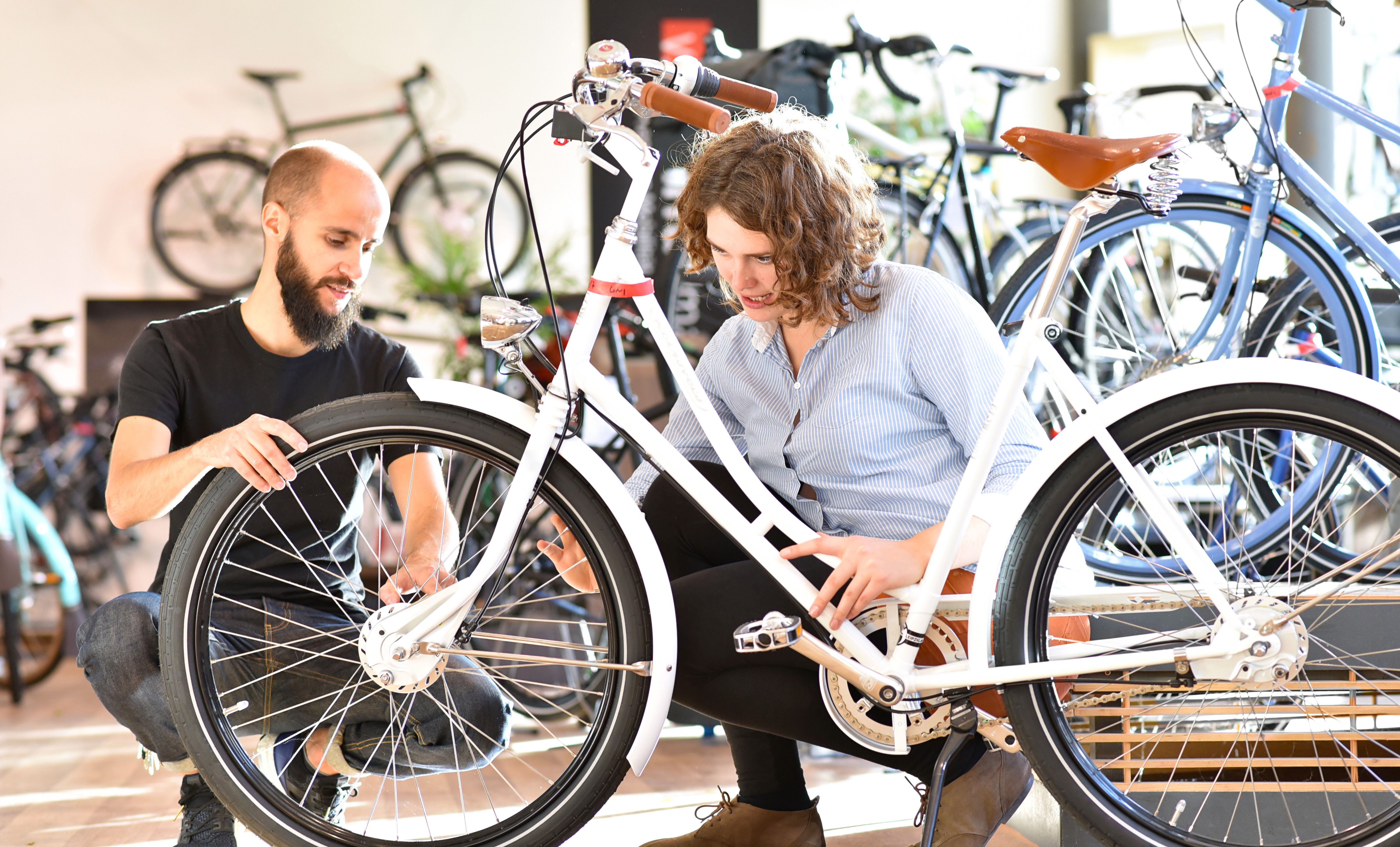 Frau und Mann im Fahrradgeschäft 